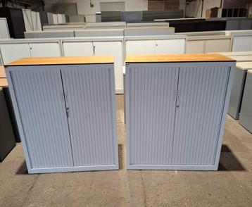 2 roldeurkasten met 2 legborden. Met sleutels. 107/90 beschikbaar voor biedingen