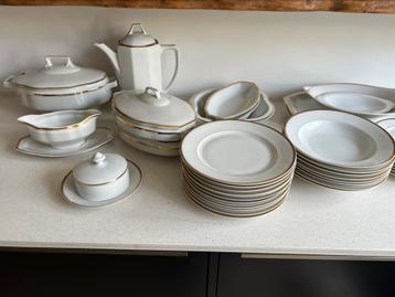 Elegant Vintage Porseleinen Servies met Gouden Rand beschikbaar voor biedingen