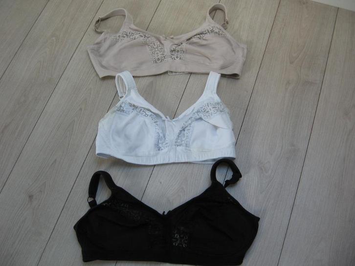 3 BHs ZGAN 100 D zwart wit beige 3 haakjes samen 30,- Elbrin, Kleding | Dames, Ondergoed en Lingerie, BH, Zwart, Ophalen of Verzenden