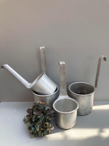 Brocante aluminium maatscheppen beschikbaar voor biedingen