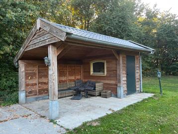 Zeer degelijk houten tuinhuis / overkapping beschikbaar voor biedingen