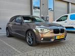 Nette BMW 1-Serie 114i Sport LMV 5Deurs 2013 Bruin, Auto's, BMW, 1-Serie, 65 €/maand, Achterwielaandrijving, Beige
