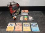 Pokemon Set (70+ Kaarten) Blik + Poppetje, Ophalen of Verzenden, Zo goed als nieuw