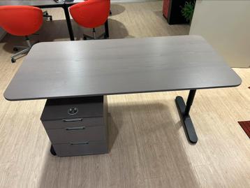 Bureau met ladenblok beschikbaar voor biedingen
