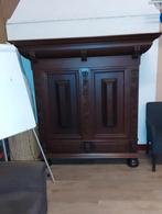 Antieke kast met houtsnijwerk, Ophalen