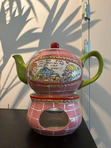 Blond theepot en warmhouder beschikbaar voor biedingen