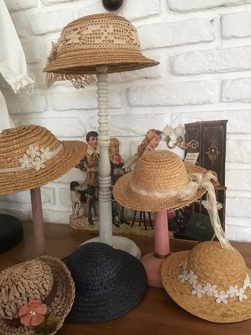Leuke Oude Poppenhoedjes 6 stuks beschikbaar voor biedingen