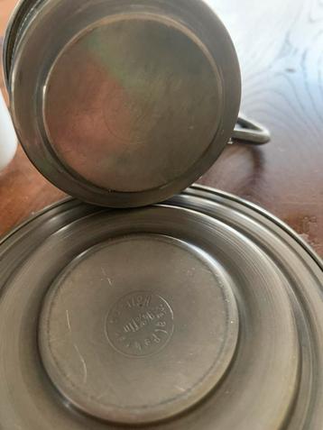 Tinnen houder met porseleinen kopje beschikbaar voor biedingen