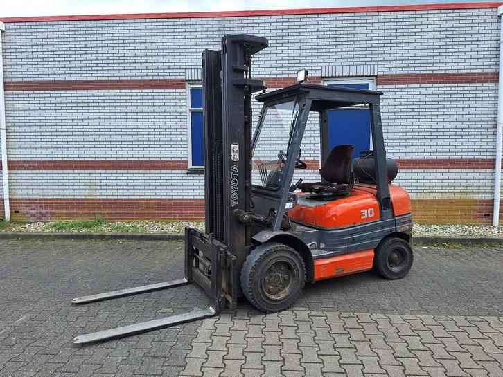 Toyota - 1995 - 02 6FGF30 - Vorkheftruck Triplex -Free-lift, Zakelijke goederen, Machines en Bouw | Heftrucks en Intern transport
