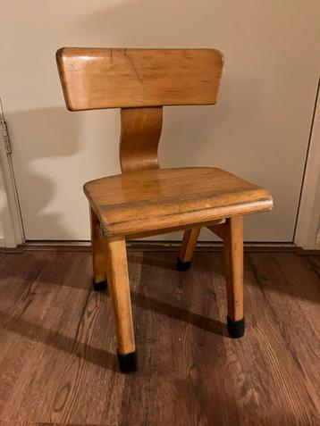 Vintage houten kinderstoeltje peuterstoeltje rubber doppen beschikbaar voor biedingen