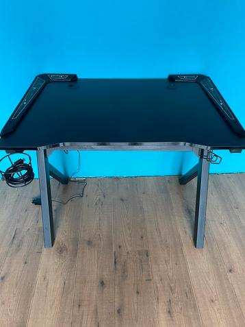 Bureau met led verlichting beschikbaar voor biedingen