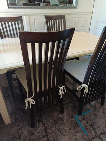 Eet tafel en 5 stoelen beschikbaar voor biedingen