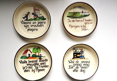 4 vintage bordjes met tekst jaren 60, Antiek en Kunst, Antiek | Wandborden en Tegels, Ophalen of Verzenden