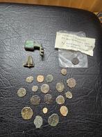 Romeinse bronzen munten, sleutel, broche, bodemvondst, Ophalen of Verzenden, Overige landen, Setje