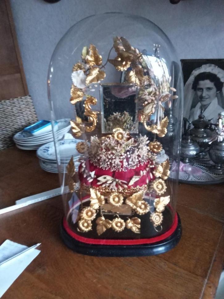 Antieke stolp met bruidstolp en bloemenkroon van wax gemaakt, Antiek en Kunst, Antiek | Glas en Kristal, Ophalen of Verzenden