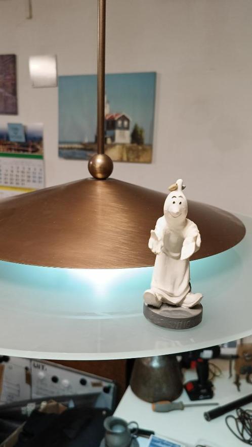 Strakke hanglamp met glas en koperlook – retro UFO-vibe, Huis en Inrichting, Lampen | Hanglampen, Gebruikt, 50 tot 75 cm, Glas