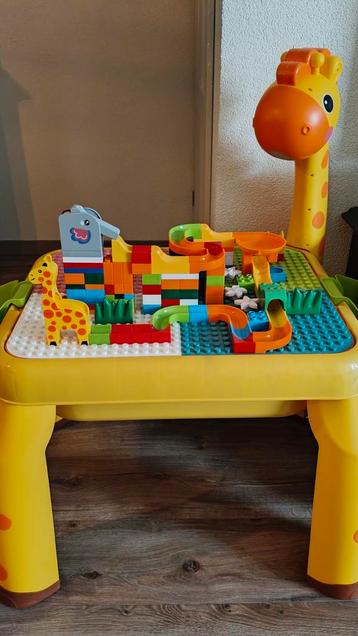 Leuke speeltafel giraffe met verlichting en 2 stoelen beschikbaar voor biedingen