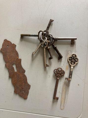 9 antieke sleutels en 1 beslag beschikbaar voor biedingen
