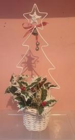 Vintage rieten mandje met kunst hulst met versiering., Diversen, Kerst, Ophalen of Verzenden, Zo goed als nieuw