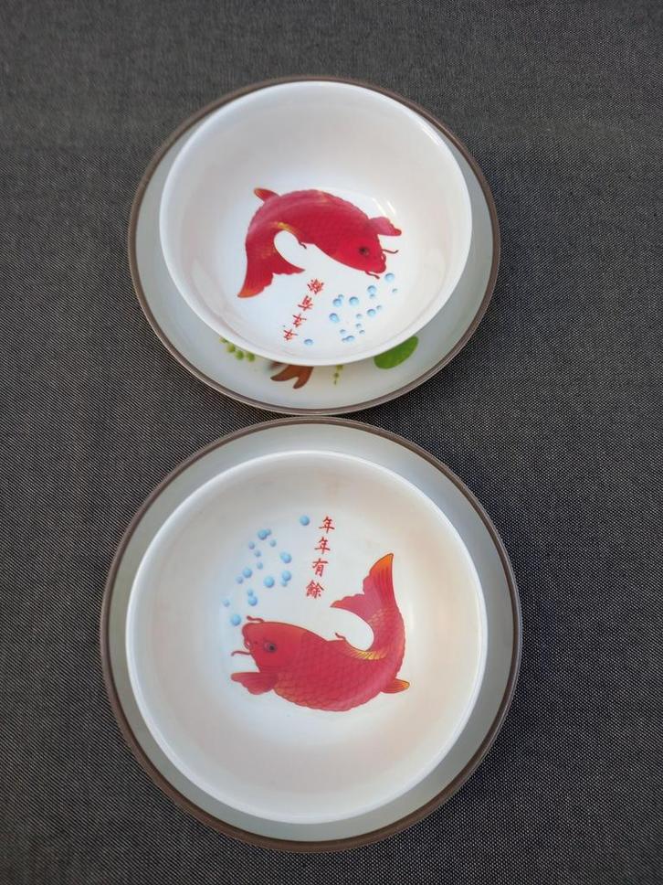 2 borden en bowls met visafbeeldingen., Huis en Inrichting, Keuken | Servies, Gebruikt, Bord(en), Overige stijlen, Overige materialen