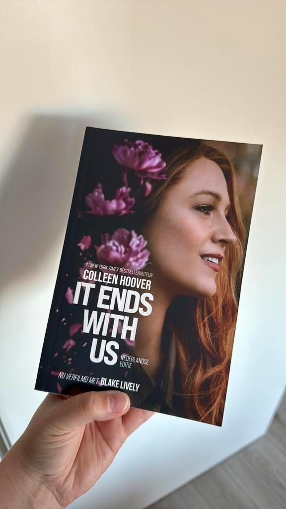 Colleen Hoover - It Ends With Us, Boeken, Literatuur, Zo goed als nieuw, Nederland, Ophalen of Verzenden