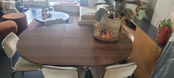 Vintage eettafel met 5 vintage stoelen nette staat  beschikbaar voor biedingen