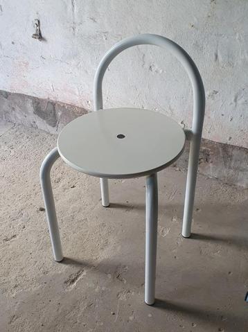 vintage design stoel beschikbaar voor biedingen