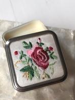 Pillendoosje Geborduurd Roosje verzilverd vintage, Antiek en Kunst, Ophalen of Verzenden