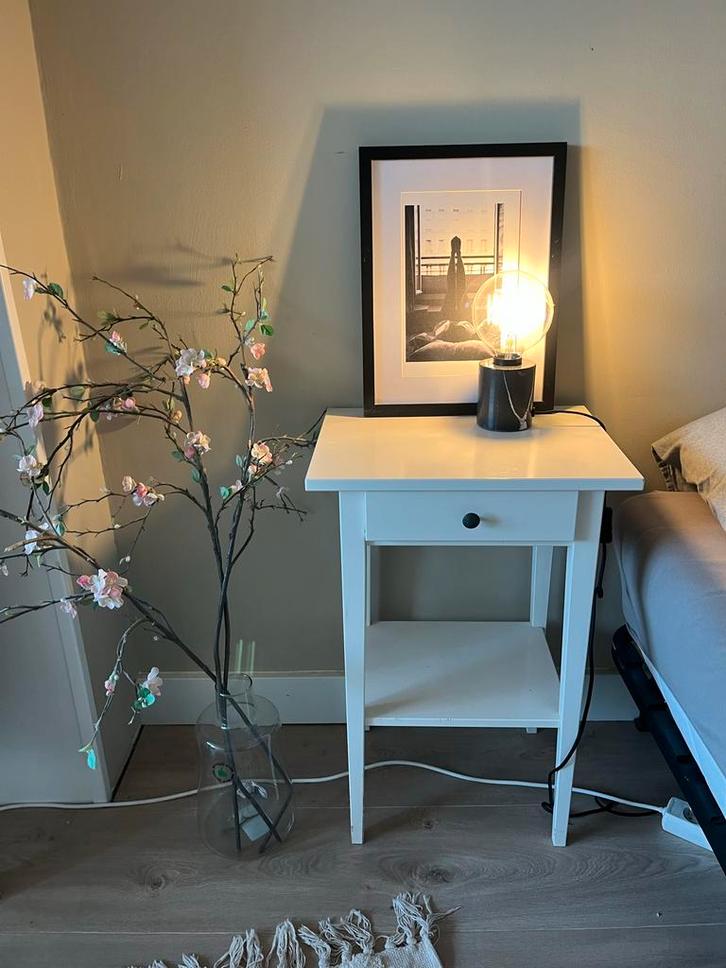 Wit Nachtkastje, Huis en Inrichting, Slaapkamer | Nachtkastjes, Gebruikt, 70 cm of meer, 45 tot 65 cm, Hout, Ophalen