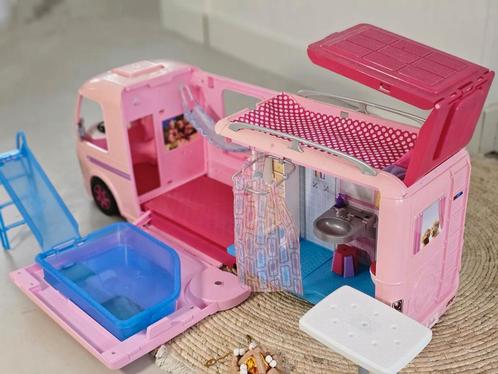 BARBIE DROOM CAMPER SPEELSET MET GLIJBAAN EN ZWEMBAD, Kinderen en Baby's, Speelgoed | Poppenhuizen, Zo goed als nieuw, Poppenhuis