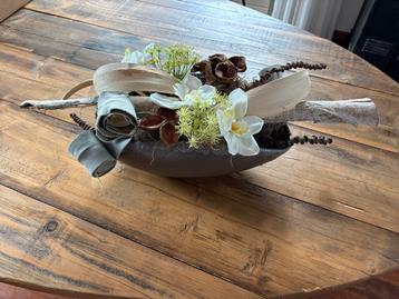 Kunstbloemen in keramieken bruine schaal beschikbaar voor biedingen