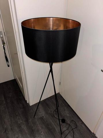 Grote zwarte staande lamp beschikbaar voor biedingen