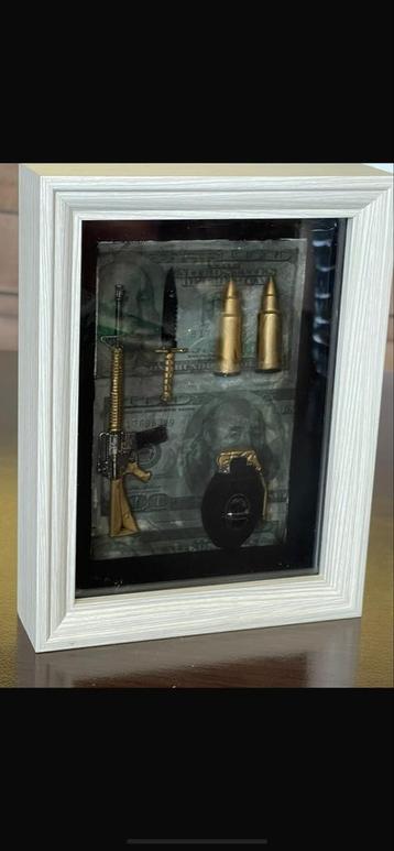 Epoxy Kunstwerk met Wapenmodellen Ingelijst - Uniek Decorati beschikbaar voor biedingen