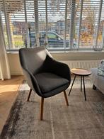 Grijze fauteuil met houten poten, Huis en Inrichting, Stoelen, Ophalen, Zo goed als nieuw, Hout, Eén