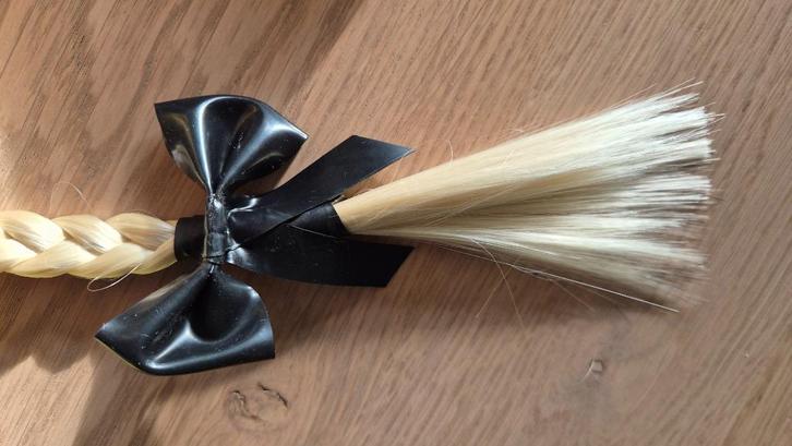 Latex masker met blonde vlechten. 0.45mm Nieuw., Hobby en Vrije tijd, Feestartikelen, Nieuw, Overige typen, Overige, Verzenden