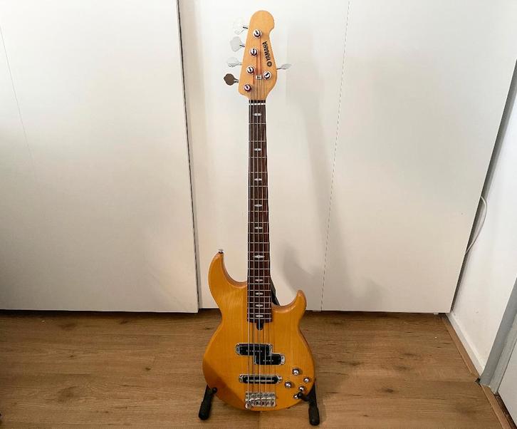 Yamaha BB615 basgitaar, Muziek en Instrumenten, Snaarinstrumenten | Gitaren | Bas, Zo goed als nieuw, Elektrisch, 5-snarig, Ophalen