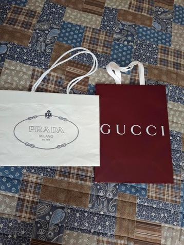 Gucci and Prada paper shopping/ tote bags.  Medium size  beschikbaar voor biedingen