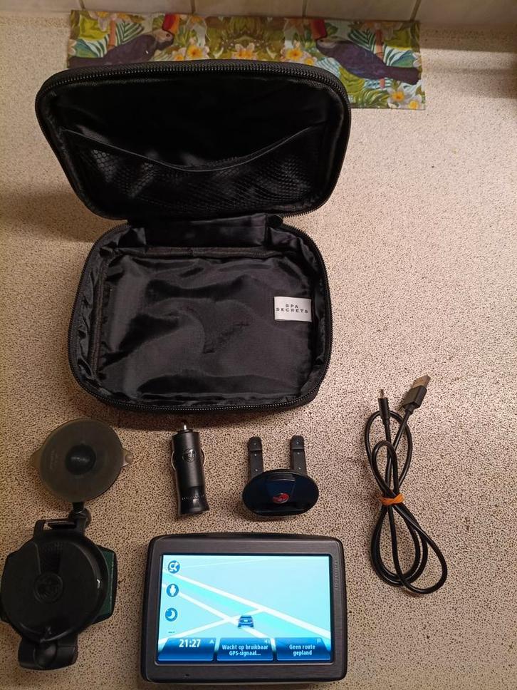 Tom Tom via 135 M Europa met Bluetooth / handsfree bellen., Auto diversen, Autonavigatie, Zo goed als nieuw, Ophalen of Verzenden