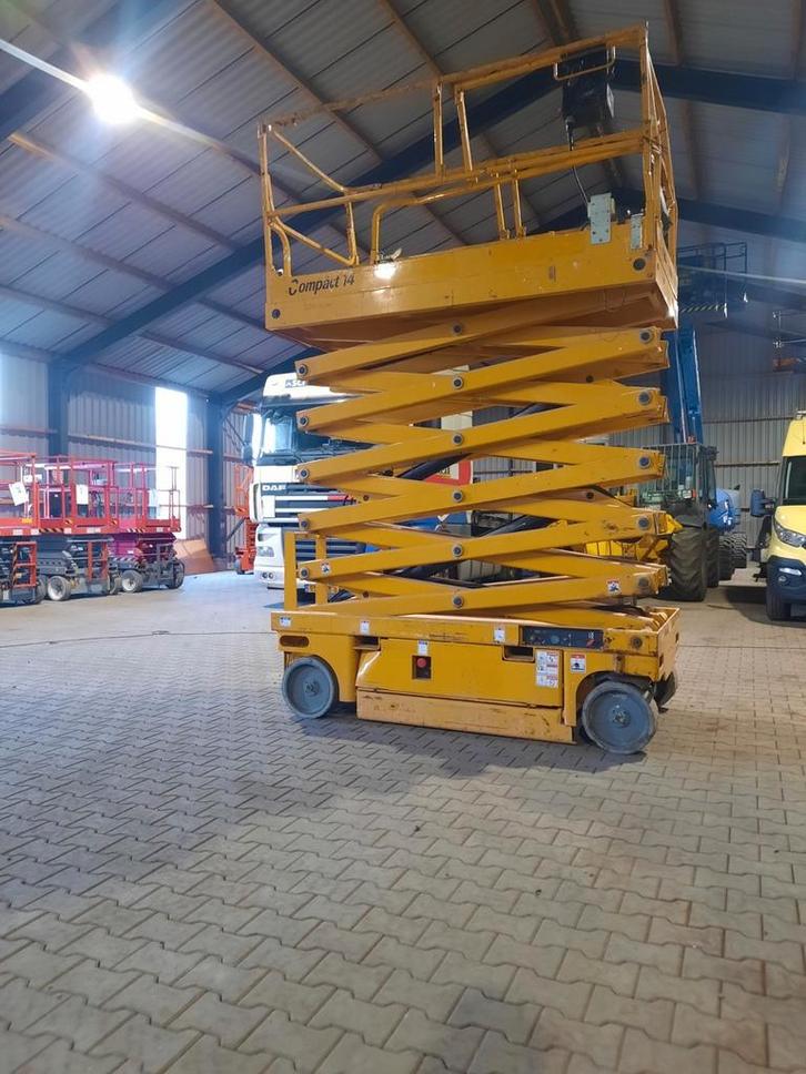 Haulotte compact 14 schaarhoogwerker hoogwerker bouwjaar2013, Zakelijke goederen, Machines en Bouw | Liften, Steigers en Ladders