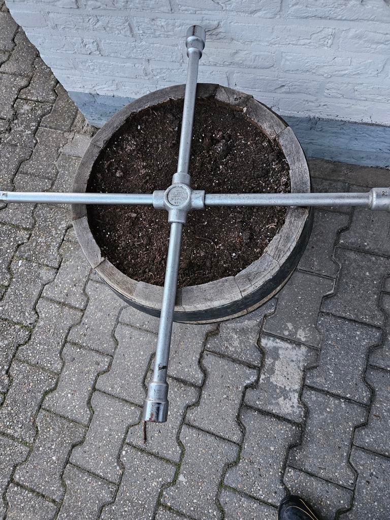 Te koop grote kruissleutel, Ophalen