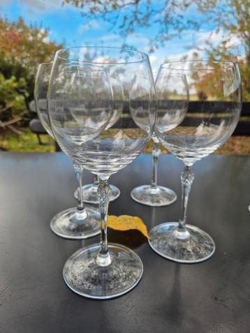 5 rode wijnglazen beschikbaar voor biedingen