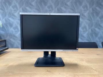 Partijgoed 12 gebruikte 22inch LCD monitoren met steun beschikbaar voor biedingen