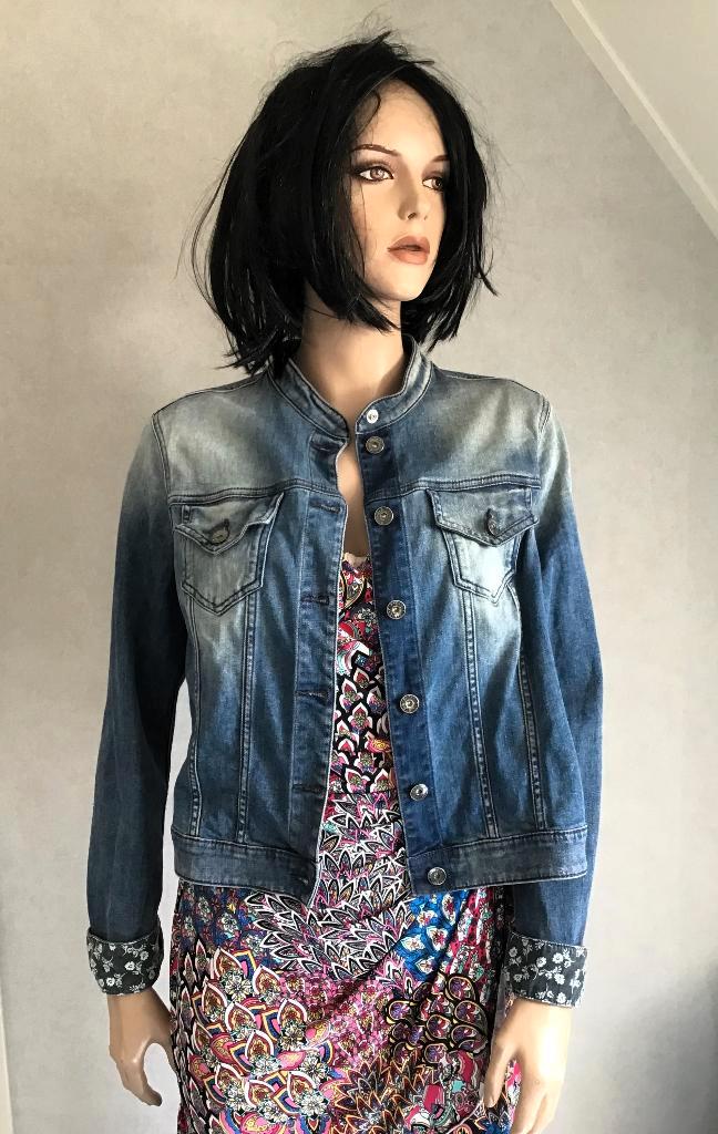 Spijkerjack Benetton Jeans, Kleding | Dames, Jassen | Zomer, Zo goed als nieuw, Maat 38/40 (M), Blauw, Ophalen of Verzenden