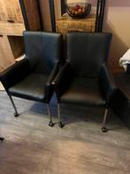 2 leren eetkamerstoelen met wieltjes moeten weg!!!, Huis en Inrichting, Stoelen, Ophalen, Zwart, Leer, Zo goed als nieuw