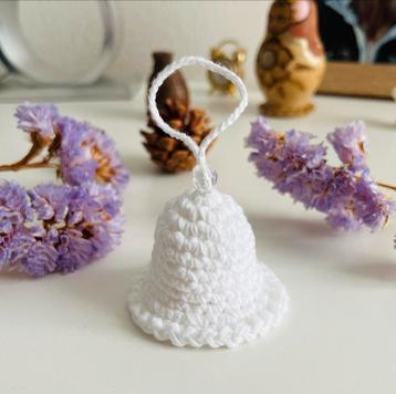 Klein wit klokje met haakje beschikbaar voor biedingen