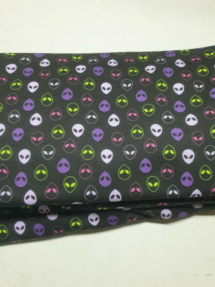 Qjutie black alien head (123), Hobby en Vrije tijd, Stoffen en Lappen, Nieuw, 120 cm of meer, 200 cm of meer, Ophalen of Verzenden