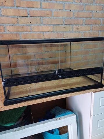 Verschillende maten exo terra terrariums. beschikbaar voor biedingen