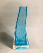 Klein lichtblauw glzen vaasje met aparte vorm., Huis en Inrichting, Blauw, Ophalen of Verzenden, Minder dan 50 cm, Glas