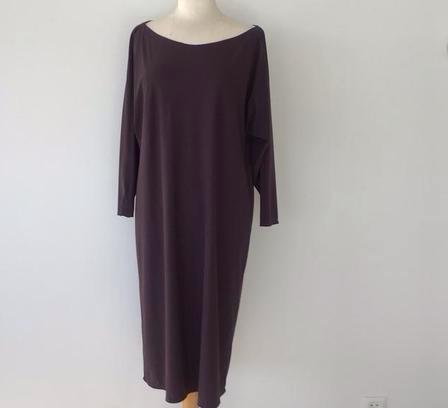 Travelstof jurk in aubergine tot net onder de knie., Ophalen of Verzenden, Zo goed als nieuw, Maat 42/44 (L), Overige kleuren