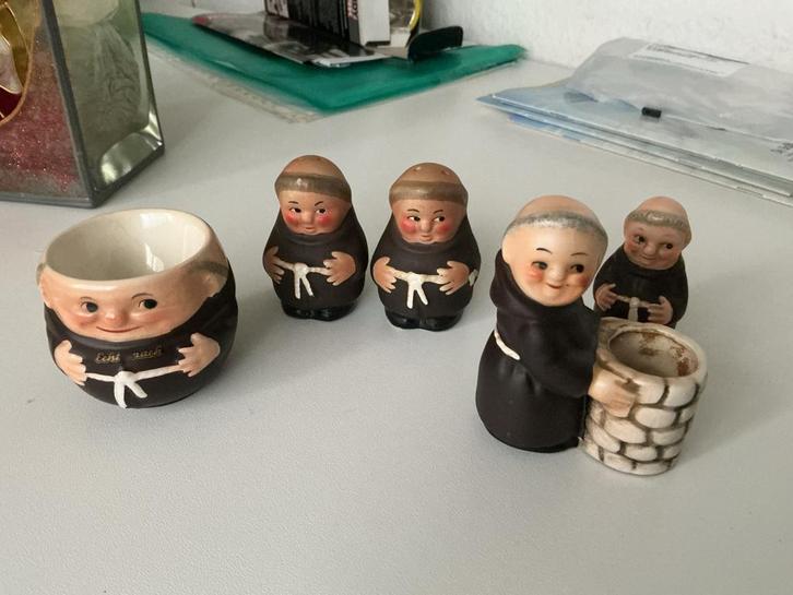 Hummel Goebel Patertjes, 5stuks, met zout en peper strooier., Verzamelen, Beelden en Beeldjes, Zo goed als nieuw, Hummel, Ophalen of Verzenden